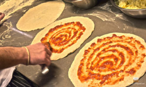 fase di realizzazione della pizza