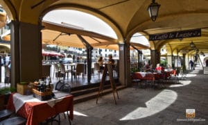 caffè le logge, esterno sulla piazza principale di greve in chianti